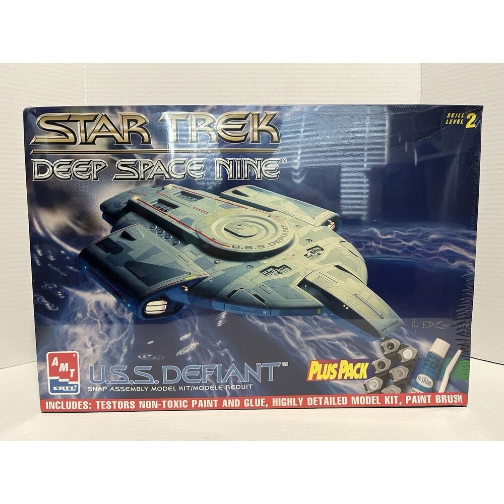 AMT ERTL 8398 Star Trek Deep Space Nine U.S.S. Defiant Scale Model Kit Plus Pack
